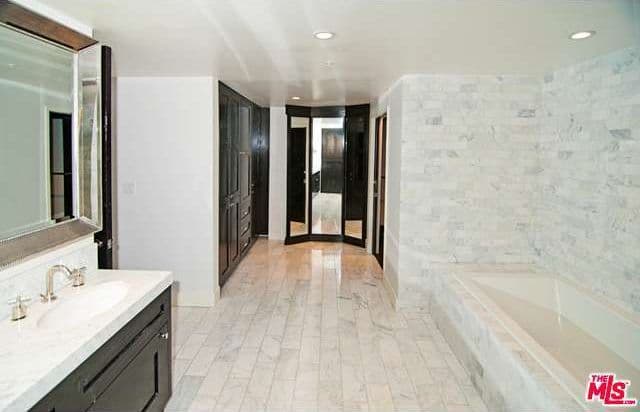 También el próximo dueño tendrá la oportunidad de descansar en la piscina y el sauna donde la mismísima Sofia Vergara se relajaba,.