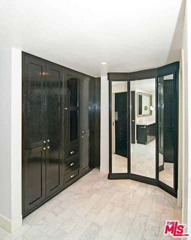 El condo tiene una bañera enorme, encimeras de mármol, un clóset ‘walk-in’ y un espejo que usaba para lucir siempre bella.