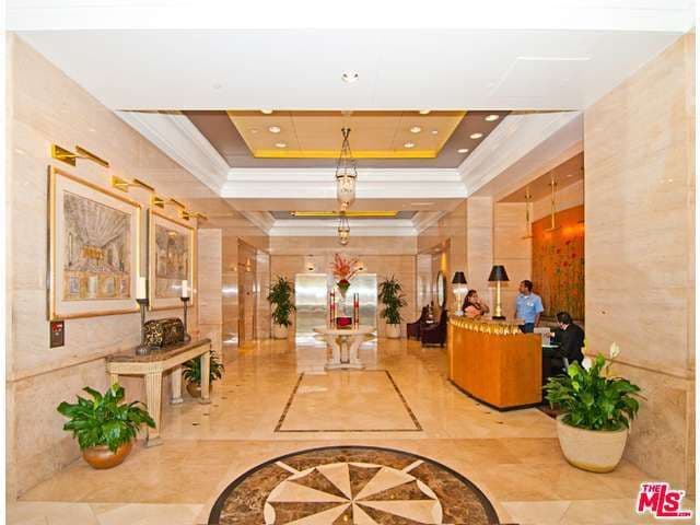 Te presentamos el exquisito vestíbulo del edificio, desde donde se accede al elevador que conduce al condo.