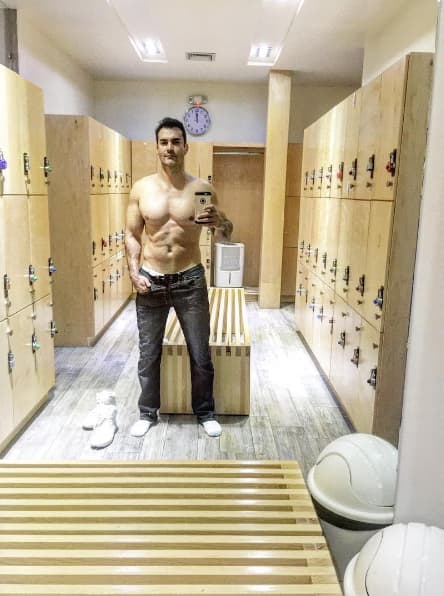 "Late night trainning / entrenamiento de media noche ..." escribió el actor.