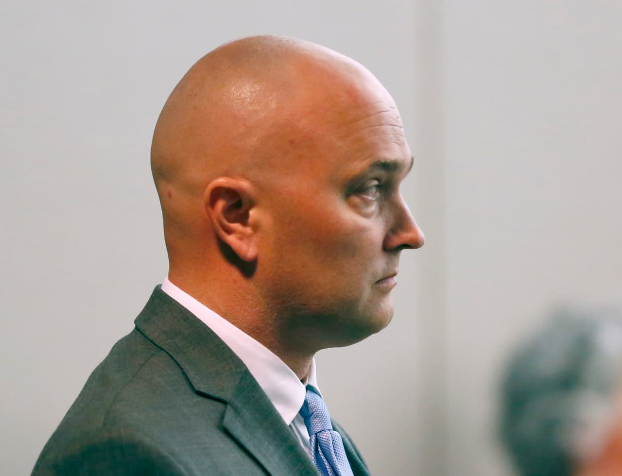 El exoficial Roy Oliver argumenta que disparó porque temía por su vida y la de su compañero. El jueves presenció el testimonio del policía que estaba con él ese día. Tyler Gross aseguró que no sintió que estava en peligro.