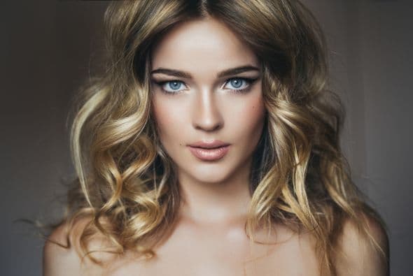 Piel bronceada con subtonos cálidos. Si te bronceas enseguida por estar bajo el sol, las venas se ven verdosas en la parte anterior de las muñecas y tu cabello es entre rubio oscuro y castaño oscuro, Numer señala que probablemente tengas esta tonalidad de piel.