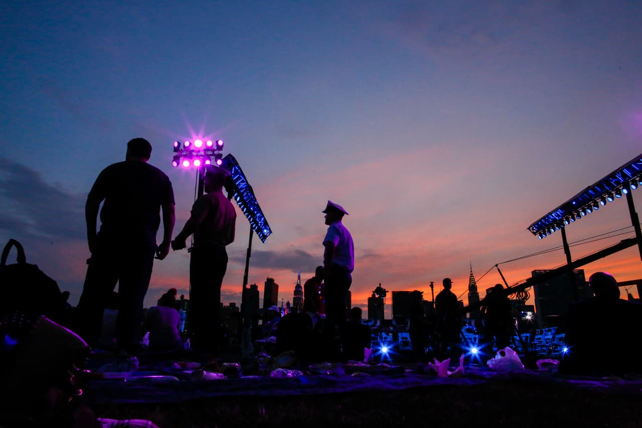 Cientos de miles de personas acuden a ver el espectáculo pirotécnico.