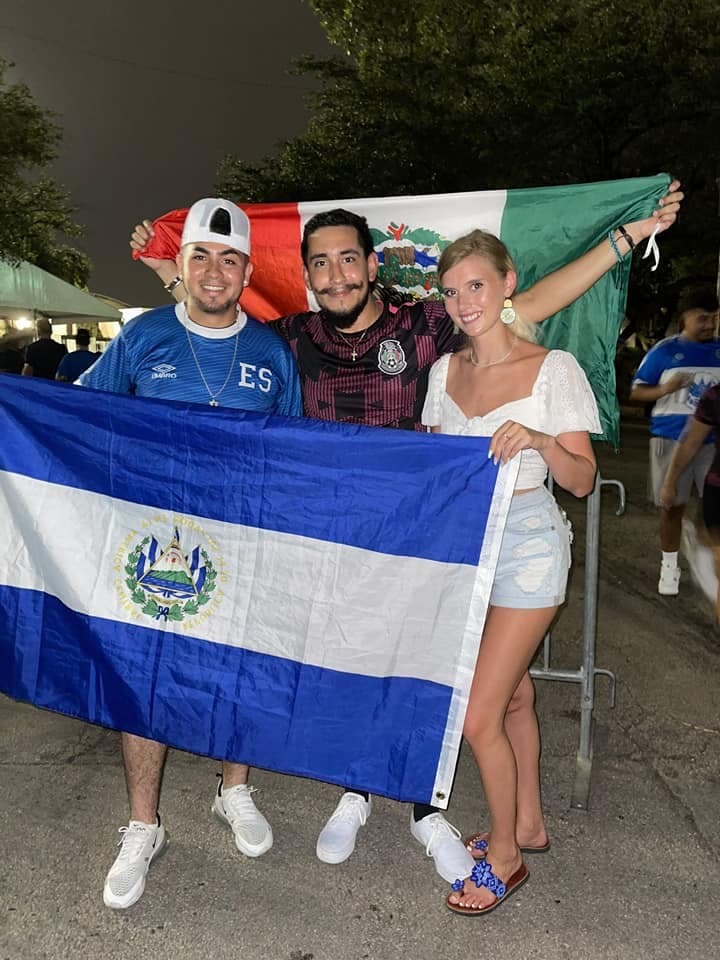 Arevalo Irving celebrando en equipo con las diferentes banderas.