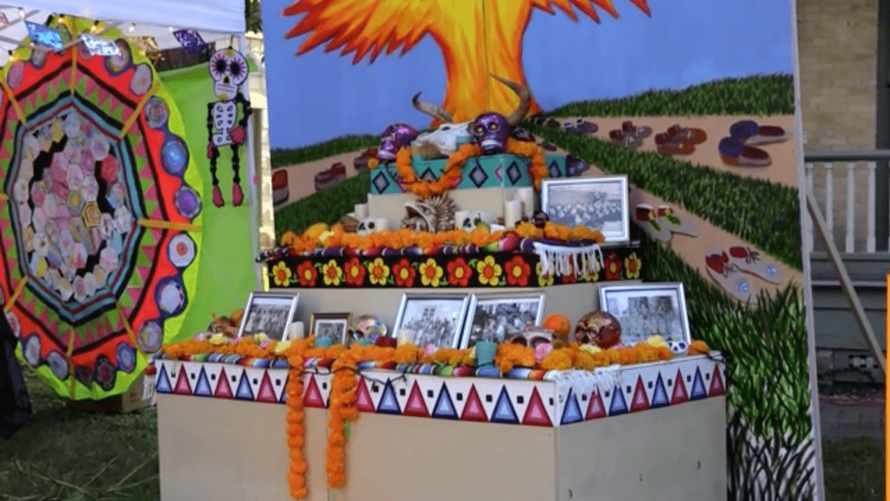 <h3 class="cms-H3-H3">Procesión: El Día de los Muertos </h3>
<br>📍 San Anto Cultural Arts
<br>2120 El Paso Street
<br>
<br>Si quieres unirte a una procesión, este evento es para ti. Primero habrá una celebración con una presentación llamada “de Afrika al Mictlán”, y después comenzará un mural comunitario. También habrá tamales, pan dulce pintura de cara y música en vivo. Esto será el 2 de noviembre, de 5:30 a 9 pm, y es gratis.