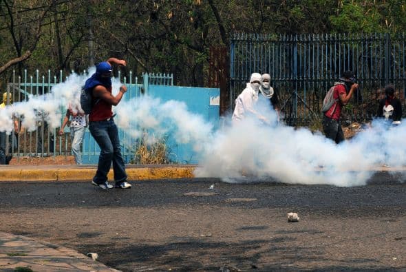 El general René Avila, subjefe de la policía nacional, dijo que los manifestantes fueron dispersados con gases lacrimógenos en tres avenidas grandes de la capital.