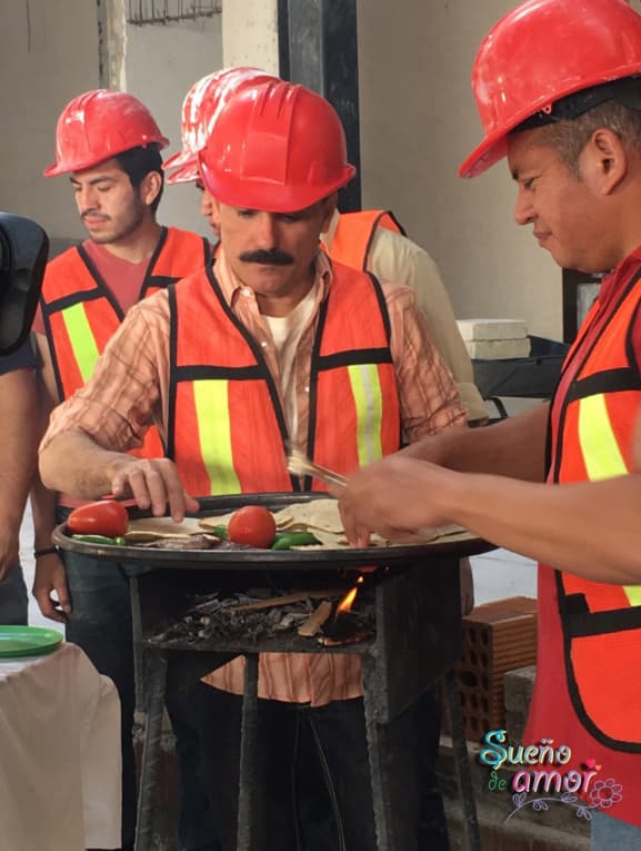 Un albañil divertido y muy trabajador, además tiene un gran corazón.