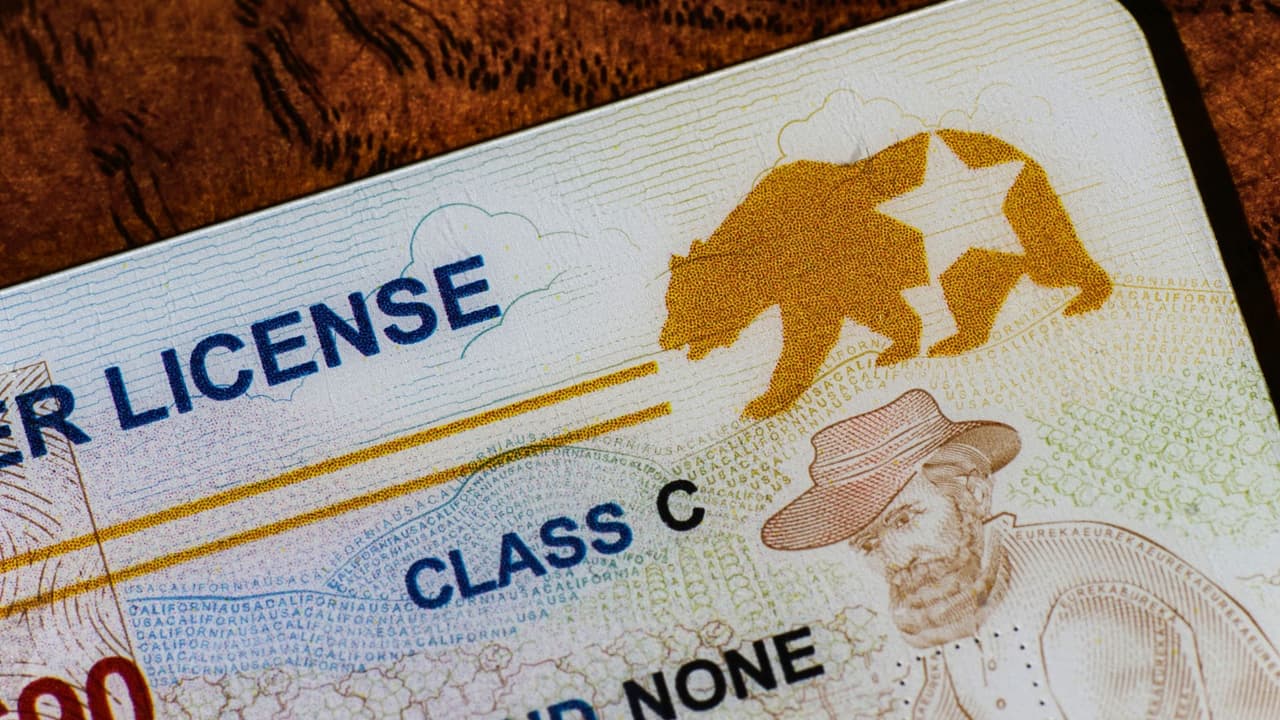 <h3 class="cms-H3-H3">¿Qué es el REAL ID y para qué sirve?</h3>
<br>El REAL ID es una ley federal que
<b> establece requisitos más estrictos para las licencias de conducir e identificaciones estatales</b>. Desde el 7 de mayo de 2025, si no tienes una identificación con el sello del REAL ID (una estrellita en la esquina), no podrás:
<br>Abordar vuelos dentro de Estados Unidos.
<br>Ingresar a edificios federales restringidos o bases militares.
<br>Es decir,
<b> sirve para identificarte en situaciones donde interviene el gobierno federal</b>, pero no para cruzar fronteras ni como pasaporte.