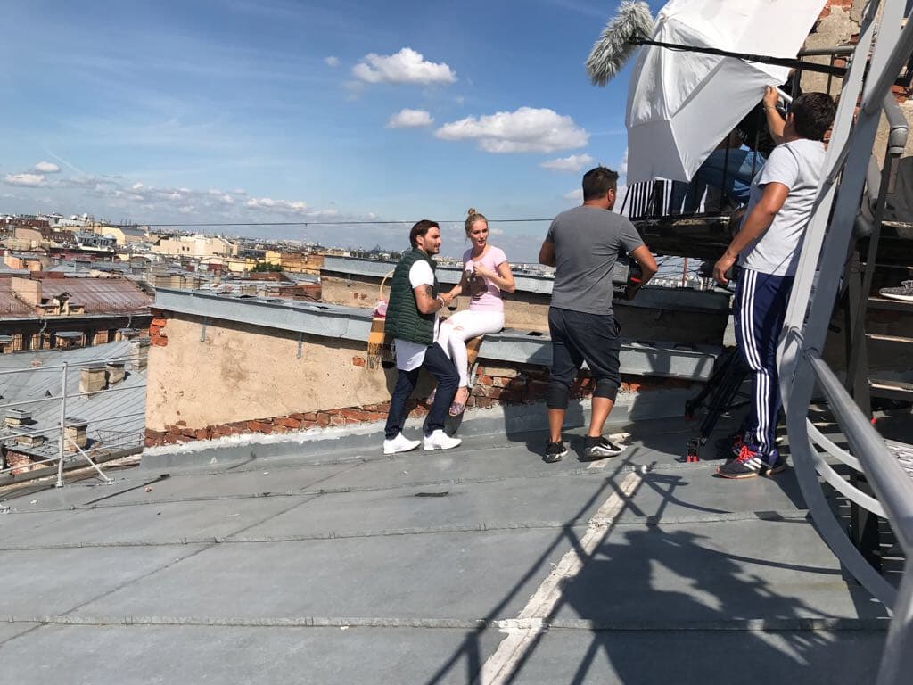 Dos copas de vino y un bello paisaje le dieron a la cita tintes muy románticos.