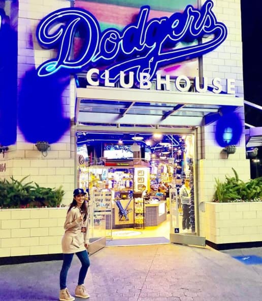 Marlene no dejó pasar la oportunidad de ir por una gorra de los Dodgers, el equipo de béisbol de la ciudad de Los Ángeles.