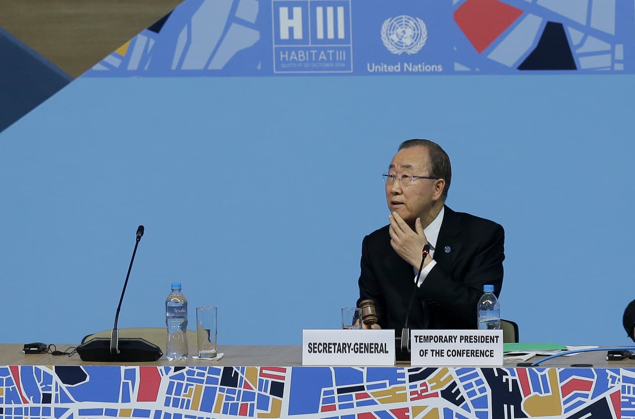 El Secretario General de las Naciones Unidas, Ban Ki-moon, participa en el acto inaugural a la Conferencia Habitat III en Quito, Ecuador, el lunes 17 de octubre de 2016. El funcionario hizo un llamado a mejorar el desarrollo global y superar la pobreza en el mundo. (Foto AP / Dolores Ochoa)