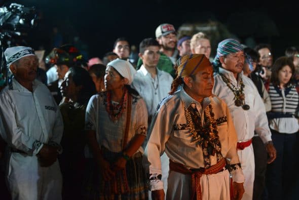 Los mayas cierran el viernes en el solsticio una era de 5,200 años en su calendario y dan la bienvenida a un nuevo ciclo, acontecimiento que dio lugar a interpretaciones catastrofistas, impulsó a crédulos alrededor del mundo a refugiarse en montañas o búnkers y llevó a científicos a explicar una y otra vez que la Tierra -y su carga de seres humanos- seguirá rotando el sábado.