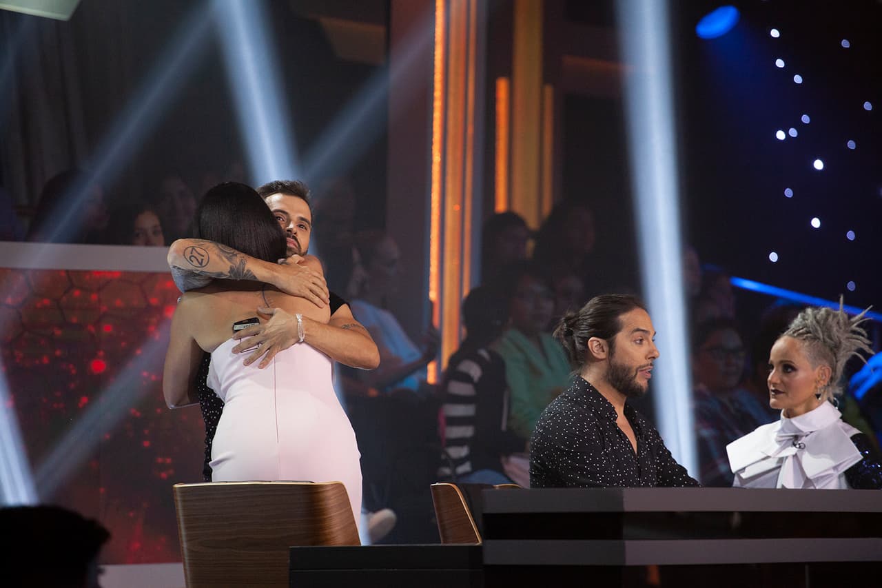 Por último fue el turno de Dayanara Torres, quien se puso de pie para despedir al cantante al que dijo: "Eres mi favorito de esta temporada de Mira Quién Baila".