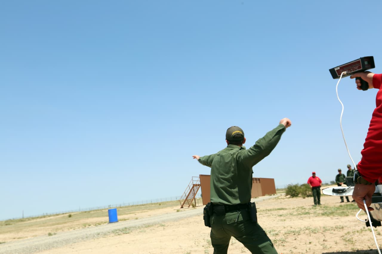 <b>La velocidad de las piedras. </b>Un aprendiz lanza rocas durante una clase de protección y defensa para ver a cuánta velocidad pueden ser lanzadas. La Academia de la Patrulla Fronteriza considera estos ataques como una de las principales amenazas en la frontera.