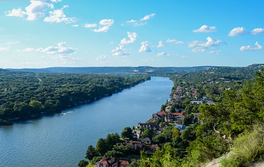 <b>Mount Bonnell </b>
<br>Aunque este parque cierra al atardecer, hay áreas donde permanece abierto. Llévate una manta y siéntate en el suelo para ver los fuegos artificiales en la ciudad.
