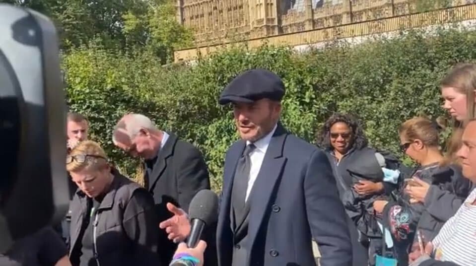 David Beckham hace fila como cualquier otro ciudadano para despedir a la Reina Isabel II