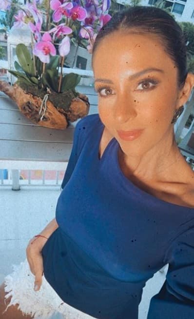 En un plano más casual, Maity nos regaló esta foto desde su balcón en donde aparece en short y una sencilla blusa azul rey.