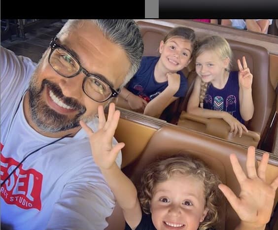 "Quiero que conozcan 
<b><a href="https://www.univision.com/famosos/jaime-camil-confiesa-la-poderosa-razon-por-la-que-no-puede-tener-mas-hijos-video" target="_blank">más de mí y de mi familia</a></b> y darles, inclusive, un acceso más directo a mi vida personal. Que me acompañen a esas experiencias que tengo por la naturaleza de mi carrera, por mi trayectoria y el tipo de vida que llevo", adelantó.