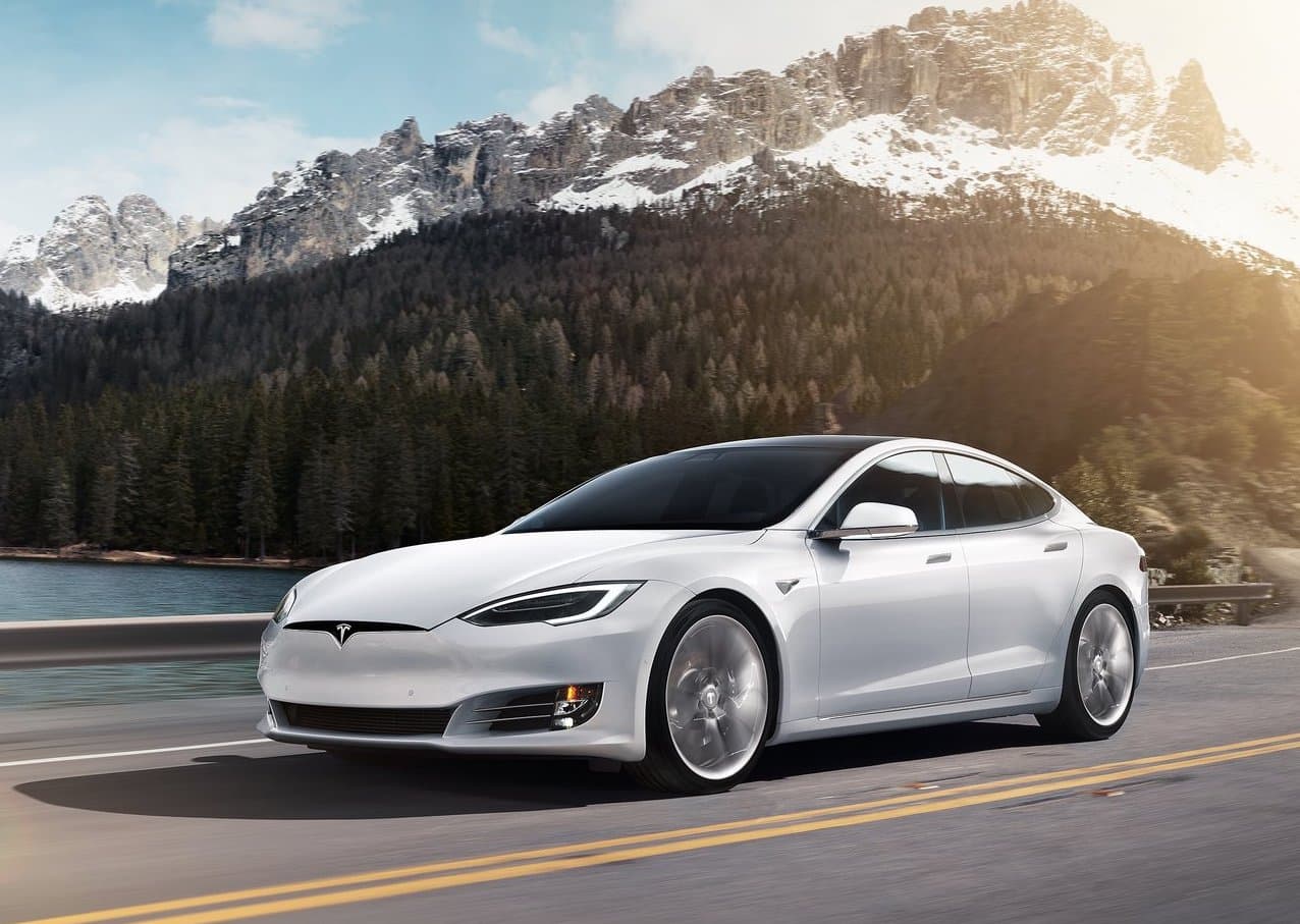 Los dueños del Tesla Model S suelen ser personas jóvenes con medios económicos que involucran a sus preciados sedanes eléctricos en una gran variedad de actividades.
<br>
<br>Después de siete años en el mercado, la industria no ha sido capaz de alcanzar la ventaja tecnológica del gran sedán eléctrico californiano y no será hasta próximo año que 
<a href="https://www.univision.com/temas/porsche">Porsche</a> trate de recortar esa diferencia con su nuevo 
<a href="https://www.univision.com/carros/asi-es-el-taycan-2020-el-primer-modelo-totalmente-electrico-de-porsche-fotos" target="_blank">Taycan</a>.
<br>
<br>
<b>Precio inicial del Tesla Model S:</b> $75,000