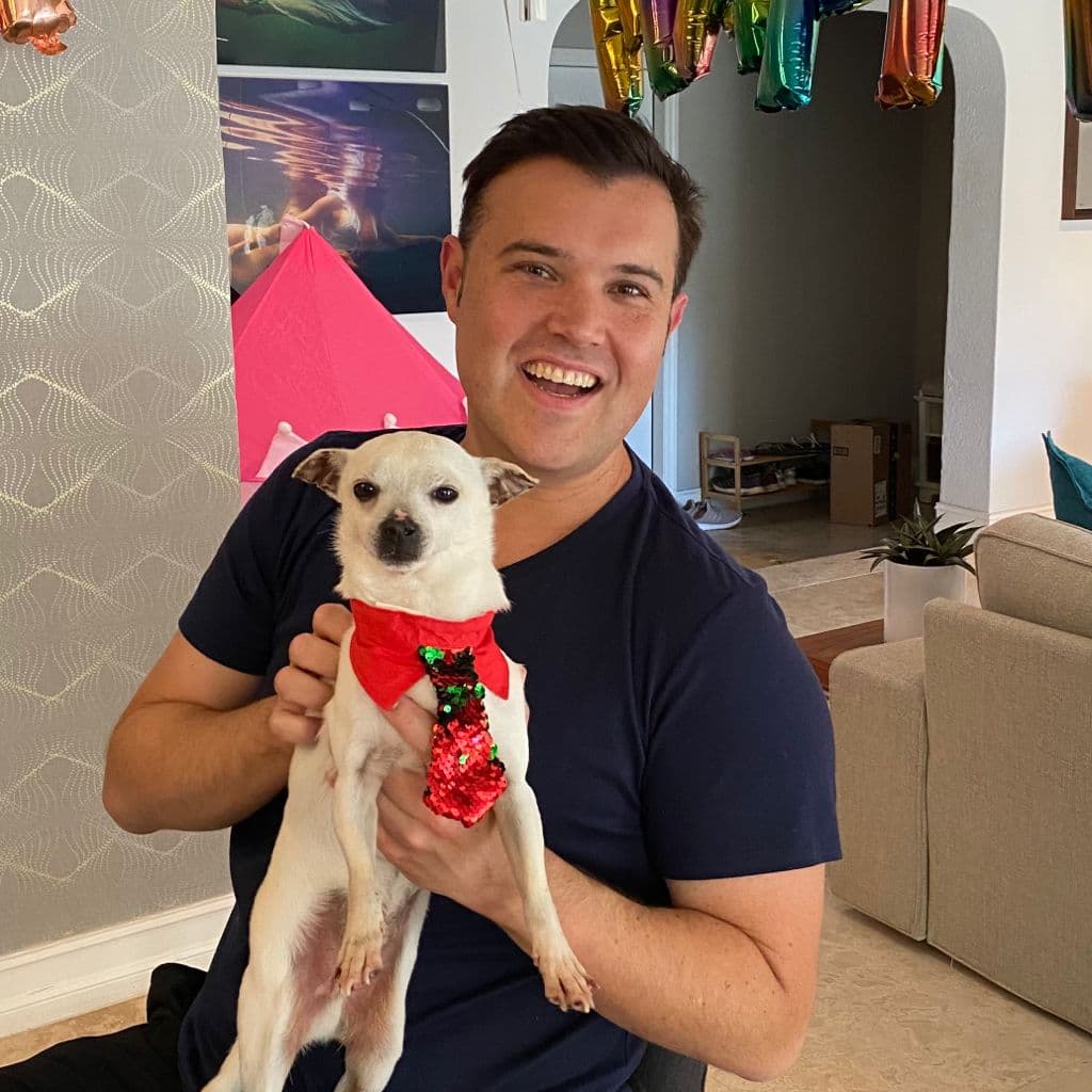 Aquí esta Alberto Sardiñas de fiesta con su perrito Paco, de 8 años.