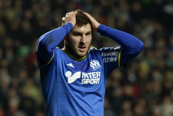 De pequeño se dice que nunca tuvo lujos y debió acostumbrarse a vivir en remolques vendiendo ropa en la ferias para ayudar a su familia.