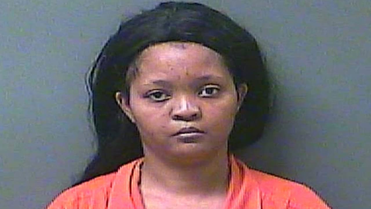 Una mujer es acusada de asesinar y descuartizar a su esposo, y luego pedir ayuda a sus hijos para deshacerse del cadáver