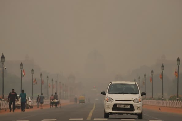 Las autoridades de Nueva Delhi solo permitirán que circulen los coches cuyas matrículas finalicen en número par en los días pares del mes y los vehículos impares en los días impares.
<br>