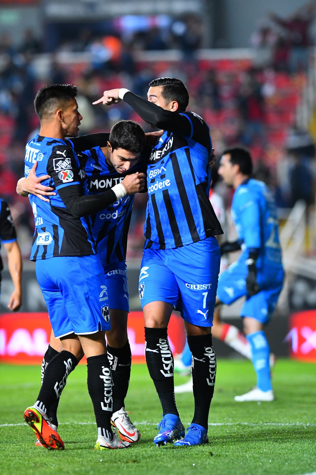 La afición apenas se acomodaba en el Estadio Victoria, cuando a los 4 minutos, Rogelio Funes Mori abría el marcador.