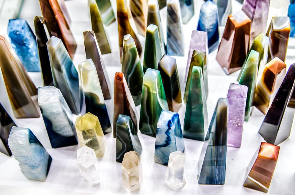 Se dice que el ónix negro aporta valentía y fuerza, sobre todo a los Leo y Capricornio. A los Leo, con su fuerte personalidad, un ónix les ayuda a controlar su carácter, mientras que a un Capricornio le ayuda a usar bien su conciencia para perseguir sus objetivos