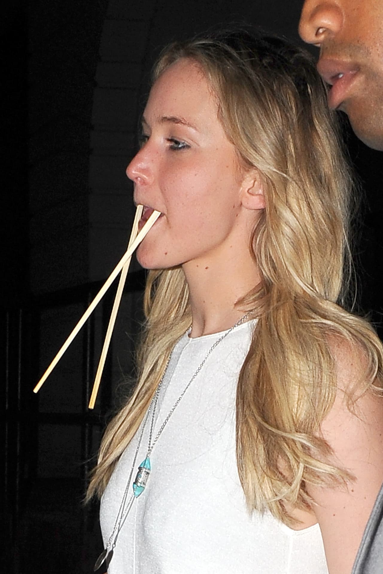 La actriz se divirtió haciendo gestos y bailando para los fotógrafos.