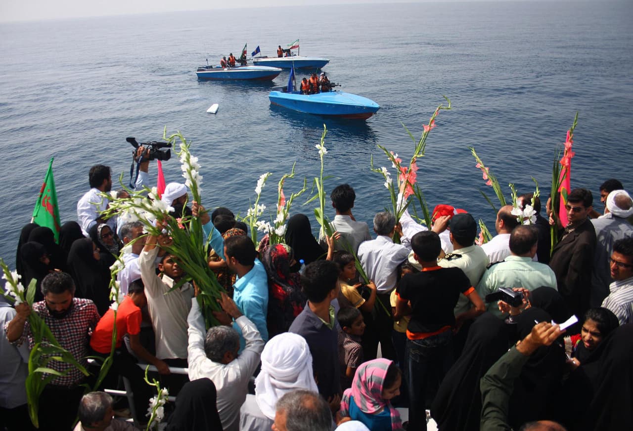 <b>Un avión comercial derribado por un misil estadounidense durante la guerra entre Irán en Irak, 1988, en el Golfo Pérsico.</b> Durante la guerra entre Irán e Irak varios buques de guerra de EEUU se mantenían el Golfo Pérsico protegiendo los cargamentos de petróleo. 
<a href="https://www.washingtonpost.com/news/worldviews/wp/2013/10/16/the-forgotten-story-of-iran-air-flight-655/?utm_term=.40b1f84130aa">En el fragor de una batalla contra pequeñas embarcaciones iraníes, el USS Vincennes confundió un Avión Airbus 300 de Iran Air Flight</a>, que no se identificó cuando fue interrogado a través de la radio, con un avión caza F-14. El incidente es uno de los puntos complicados en las relaciones entre Irán y EEUU. La fotografía muestra a familiares de las víctimas que visitaron el lugar donde cayó el avión, en el 21 aniversario de la tragedia donde
<b> murieron 298 personas.</b>
<br>