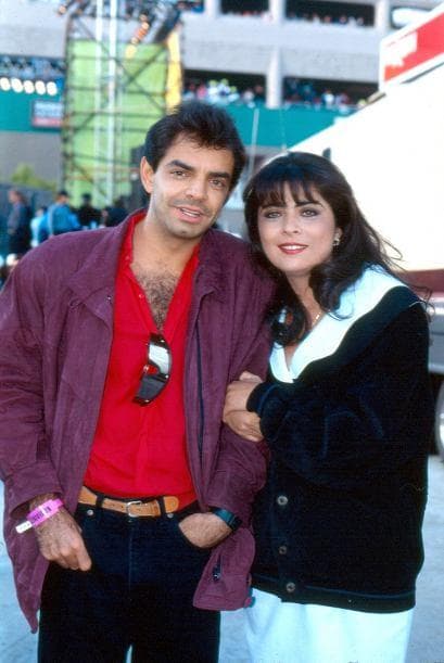 Cómo olvidar el romance que vivieron
<b><a href="http://www.univision.com/temas/victoria-ruffo">Victoria Ruffo</a></b> y
<b><a href="http://www.univision.com/temas/eugenio-derbez">Eugenio Derbez</a></b>, ellos eran muy queridos por el público, pues él comenzaba a despuntar como uno de los cómicos más divertidos de la televisión y ella fascinaba a los 'telenoveleros' con sus emotivas actuaciones en los melodramas.