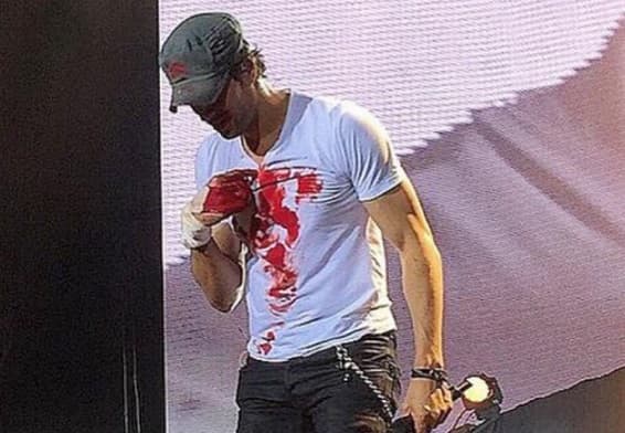 Con su sangre se hizo un corazón en la camisa y lo dedicó a sus seguidores.