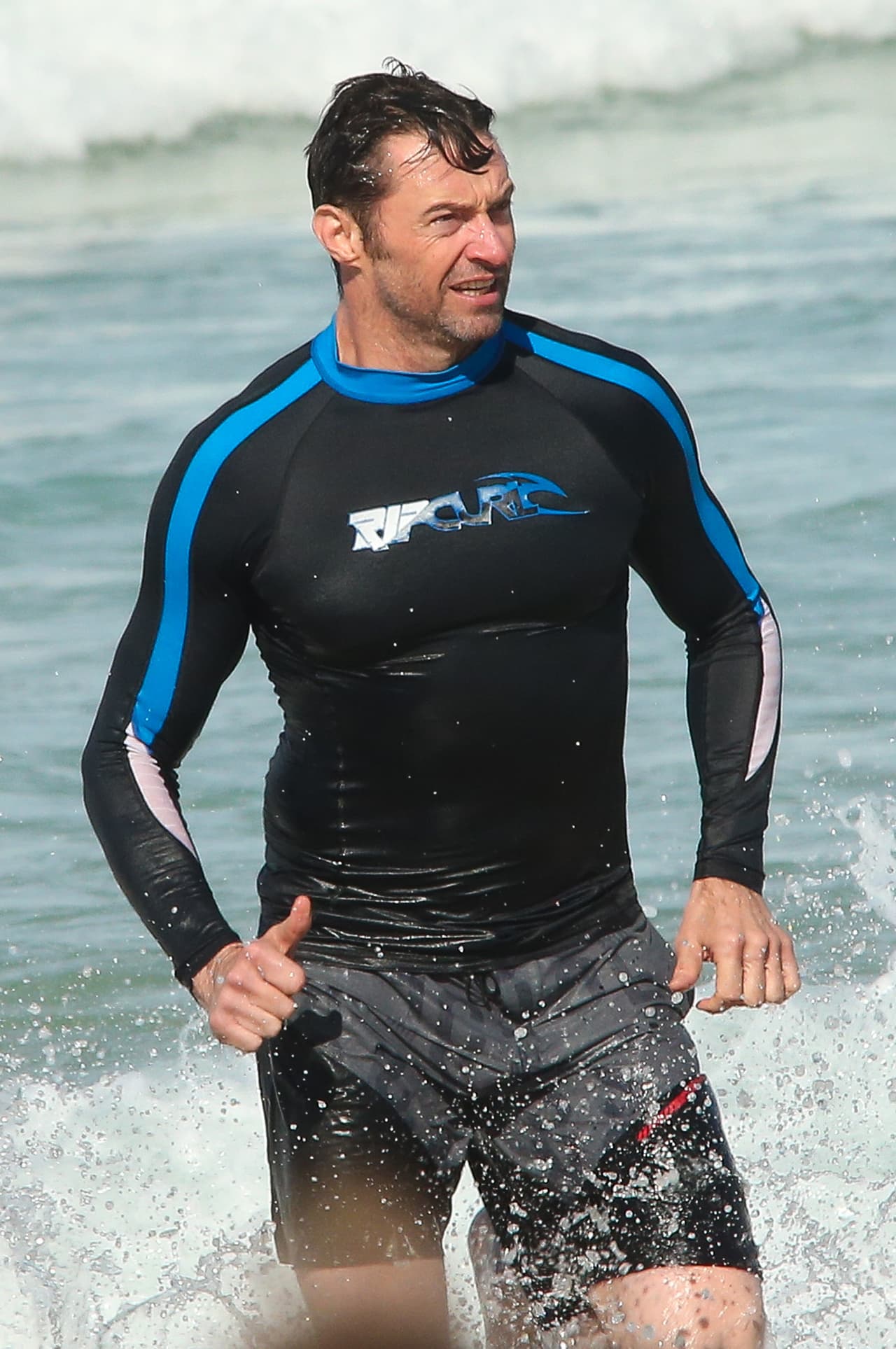 No pueden negar que a sus 46 años, este hombre es todo un bombón.