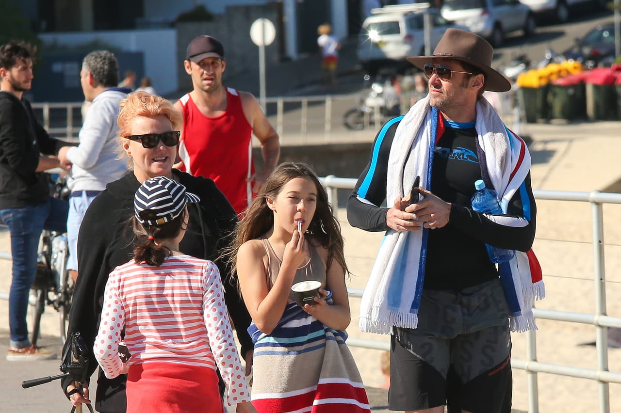 Se nota que Ava le dio un poco de hambre después de haber estado tanto tiempo jugando en el mar.