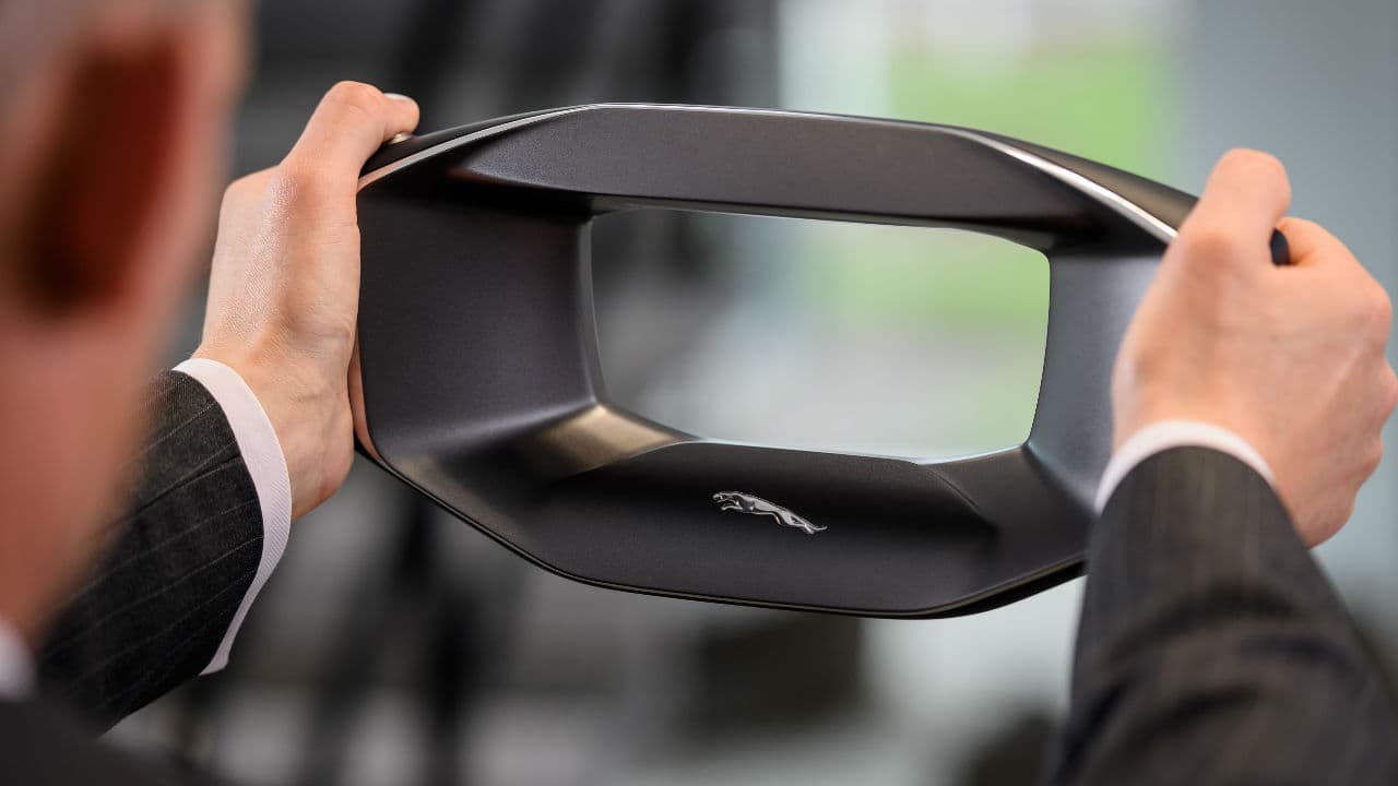 Es un
<b>vehículo eléctrico autónomo </b>que también se puede manejar cuando el conductor quiera experimentar la emoción al volante y no ser sólo un simple pasajero.