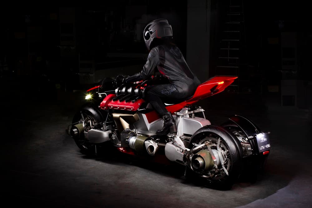 La moto cuenta con un motor eléctrico para cuando se viaja en la carretera y con otro térmico para alimentar las turbinas.