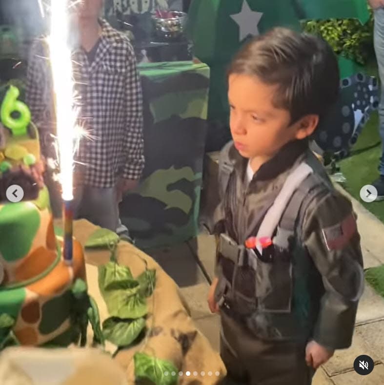 Las imágenes también revelaron el 
<b><a href="https://www.univision.com/famosos/los-hijos-de-elizabeth-alvarez-y-jorge-salinas-cumplieron-4-anos-y-cada-vez-se-parecen-mas-a-su-papa-fotos" target="_blank">gran parecido</a></b> que tienen los menores con su famoso padre. 
<br>