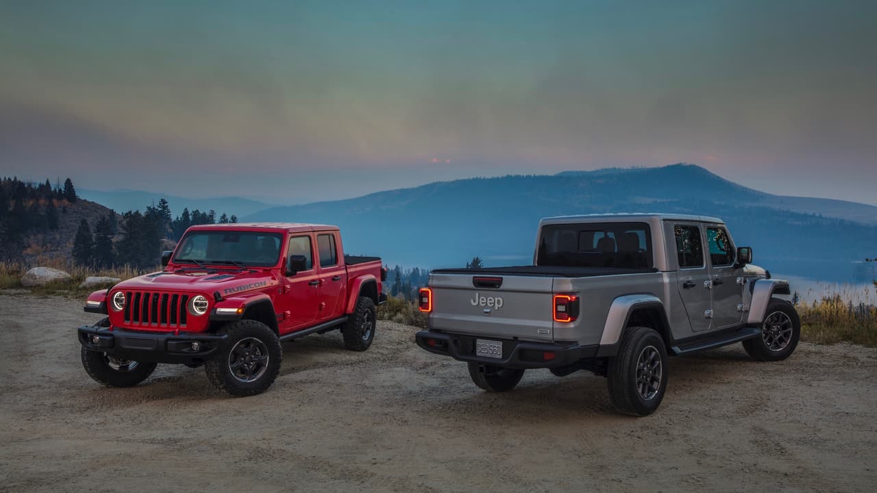 La jeep Gladiator será ofrecida en tres niveles de equipamiento: : Sport, Sport S+, Overland y Rubicon. En la imagen vemos a las versiones Rubicon en rojo y Overland en plata.