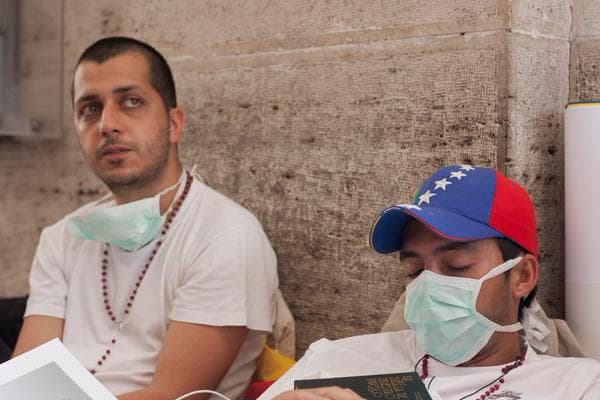 El opositor Martín Paz, junto a su compañero José Vicente García, concejales de la ciudad de San Cristobal, llevan cuatro días en huelga de hambre frente al Vaticano para pedir la mediación del papa Francisco para que el gobierno venezolano libere a los presos políticos del País.