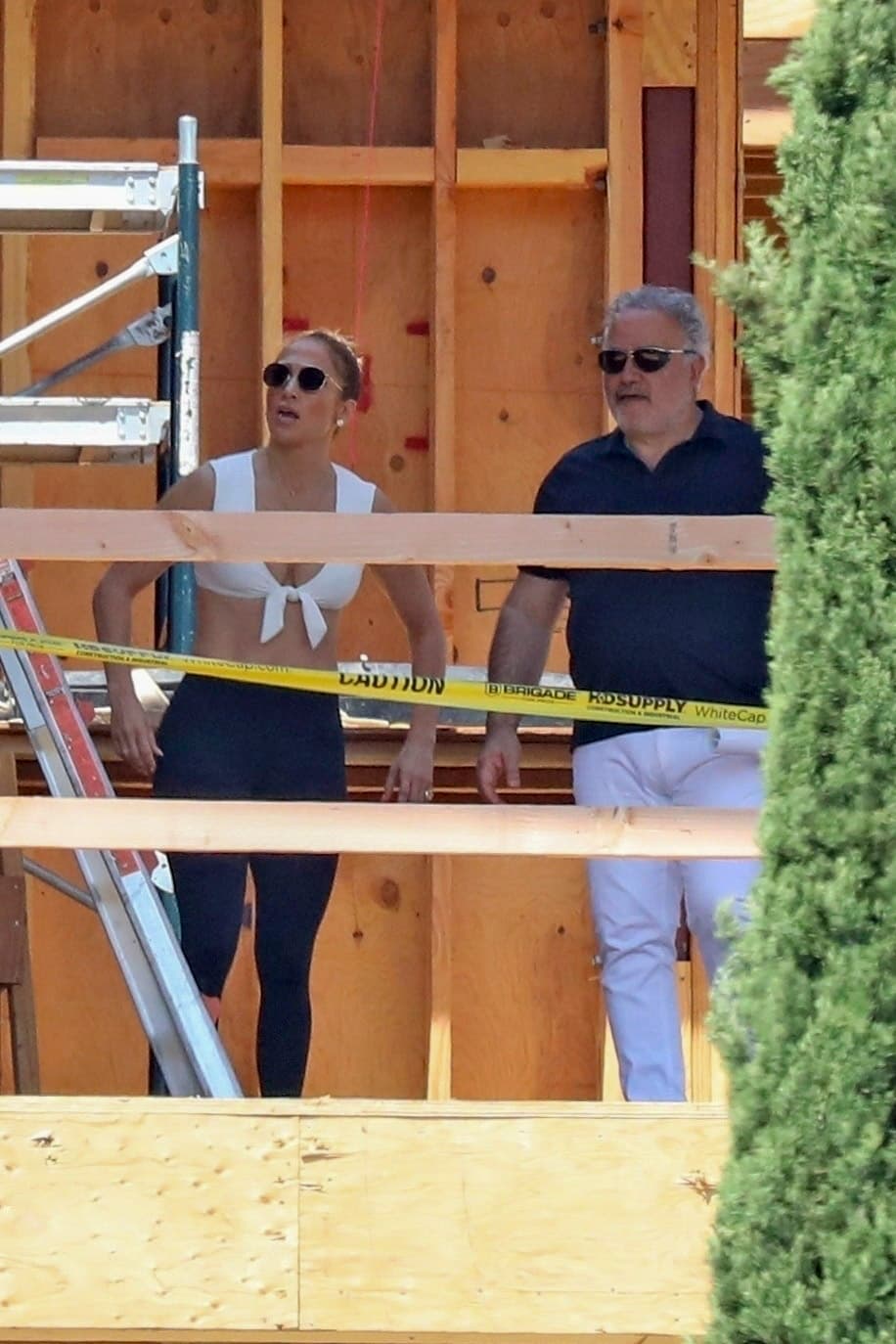 La visita ocurrió el pasado sábado 17 de julio y, de acuerdo con TMZ, esta construcción está en realidad 
<b><a href="https://www.tmz.com/2021/07/19/jennifer-lopez-checks-out-construction-potential-dream-house-ben-affleck/" target="_blank">muy cerca de la casa actual</a></b> en la que reside la boricua. 
<br>