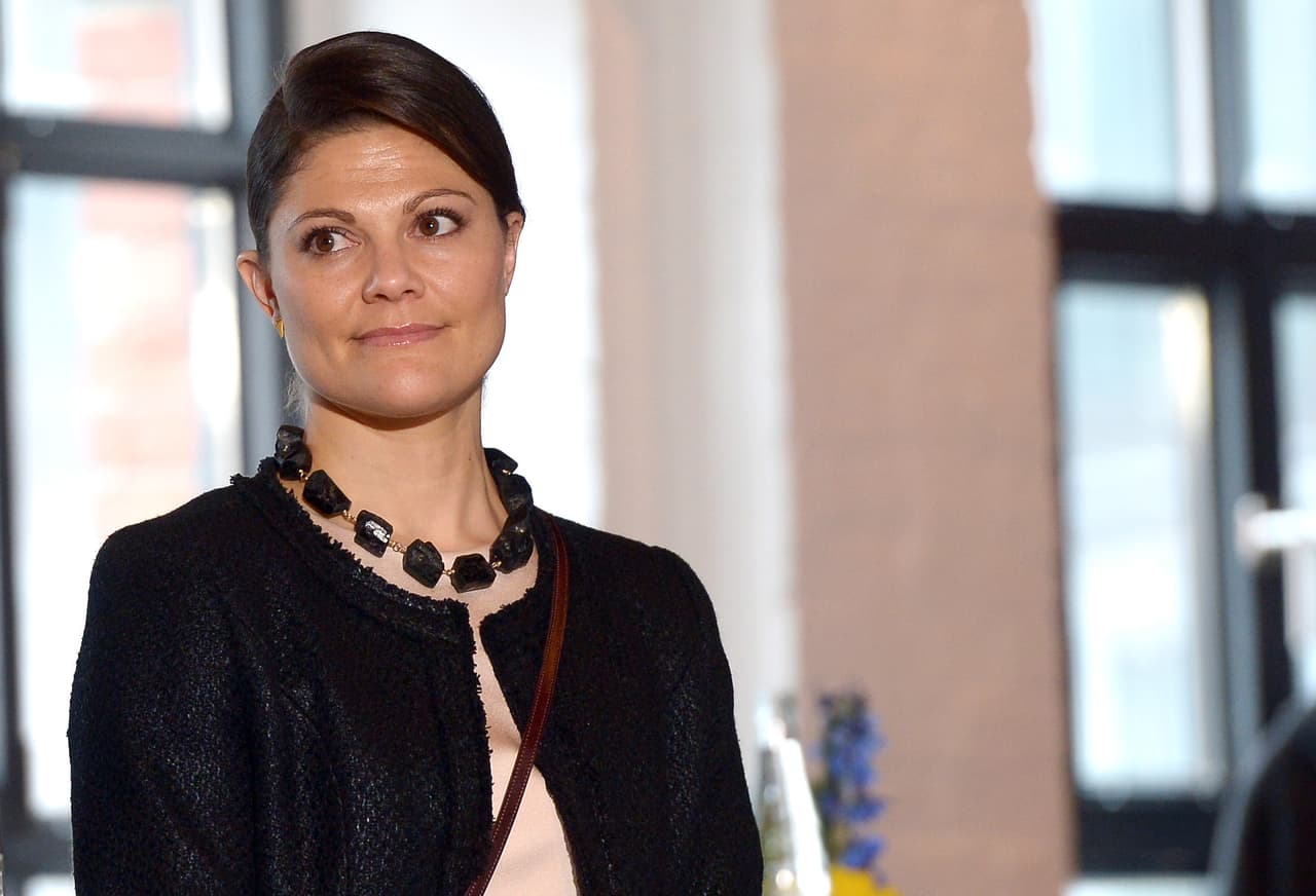 Sin embargo, la madre de 
<b><a href="https://www.univision.com/entretenimiento/la-princesa-victoria-de-suecia-rompe-el-silencio-sobre-su-batalla-contra-la-anorexia">la princesa Victoria</a></b> no viajó a Noruega para el funeral de Ari Behn, exesposo de la princesa Märtha Louise, por el accidente de la pequeña, informó Daily Mail.
<br>