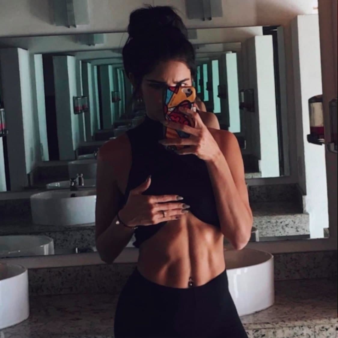 Dijo a dicha publicación que mientras grababa la serie de '
<b><a href="http://www.univision.com/series/rosario-tijeras">Rosario tijeras</a></b>'. se levantaba todos los días a las 4:50 de la mañana para estar a las 5 am lista y comenzar con su rutina de entrenamiento, esto para sentirse llena de vida durante el día.