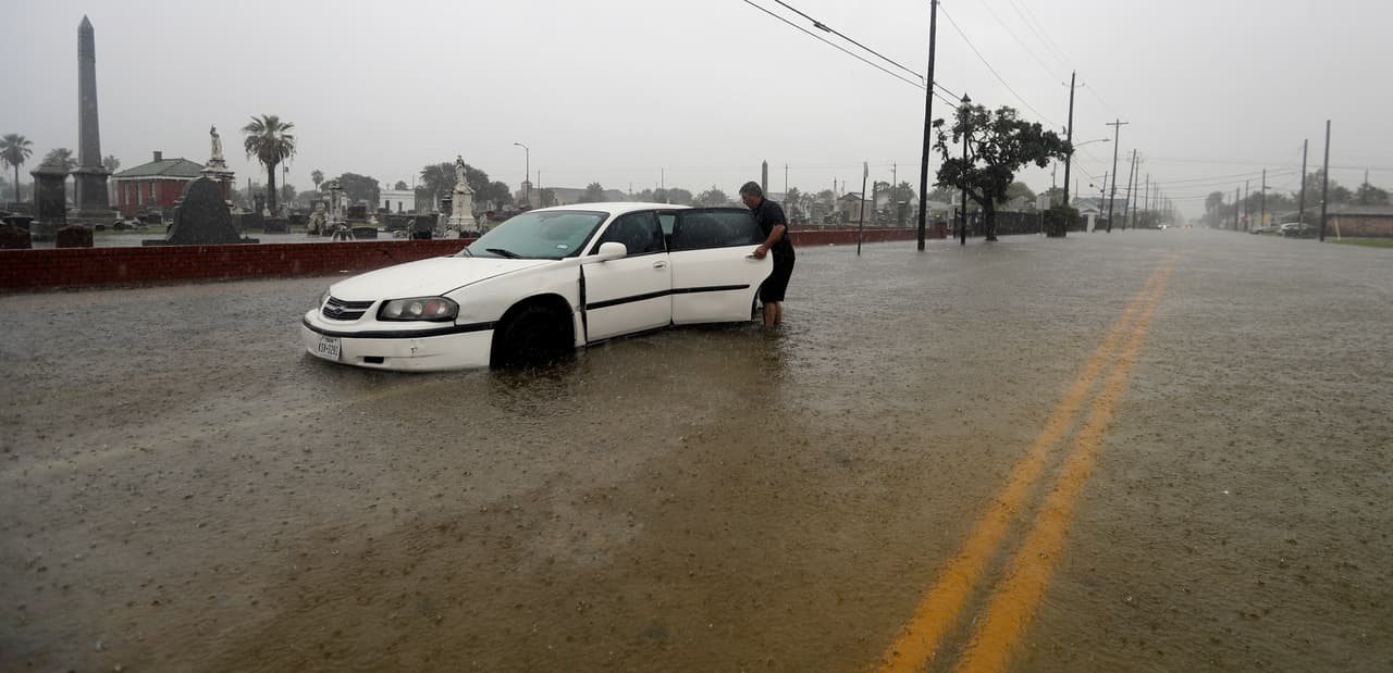 Marshman abre la puerta trasera de su carro. Según las estimaciones,
<b>las lluvias de Imelda se sentirán incluso el viernes, aunque con menos fuerza</b>. El
<a href="https://www.nhc.noaa.gov/text/refresh/MIAWPCAT1+shtml/191555.shtml" target="_blank">reporte del Centro Nacional de Huracanes</a> (NHC) advierte que sobre todo en la costa y el sureste de Texas, caerán entre 4 y 8 pulgadas de lluvia adicional con tormentas aisladas de entre 30 y 40 pulgadas. Y en Louisiana serán entre 3 y 5 pulgadas. Informan además de que
<b>el riesgo de tornados se mantiene este jueves en ambos estados </b>y que las inundaciones serán "importantes", pudiendo incluso poner en riesgo la vida. Por estas razones, el gobernador de Texas, Greg Abbott,
<a href="https://twitter.com/GregAbbott_TX/status/1174739680690102274" target="_blank">declaró el estado de emergencia</a> para que los condados afectados puedan tener acceso a recursos estatales para responder a los daños.