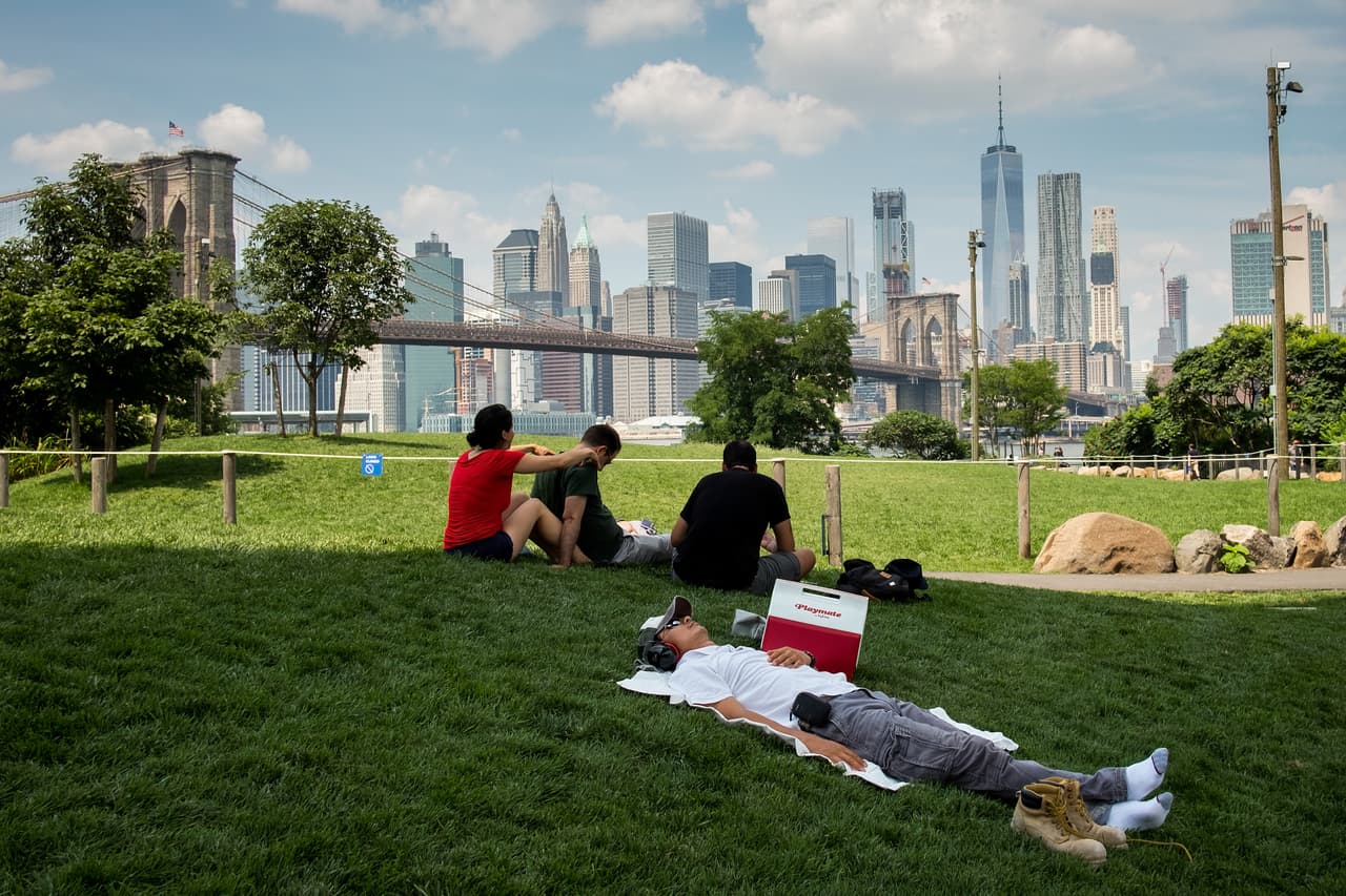 El Brooklyn Bridge Park está situado en Brooklyn, Nueva York, y está abierto de 6am a 1am. 
<br>
