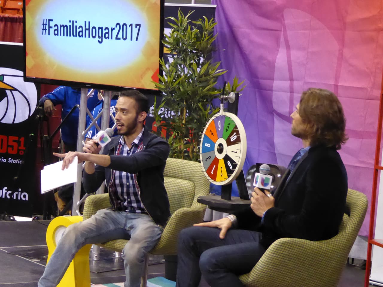 Sobre cómo se encuentra en el amor, el actor dijo estar muy enamorado de su novia, la actriz Angelique Boyer.
<br>