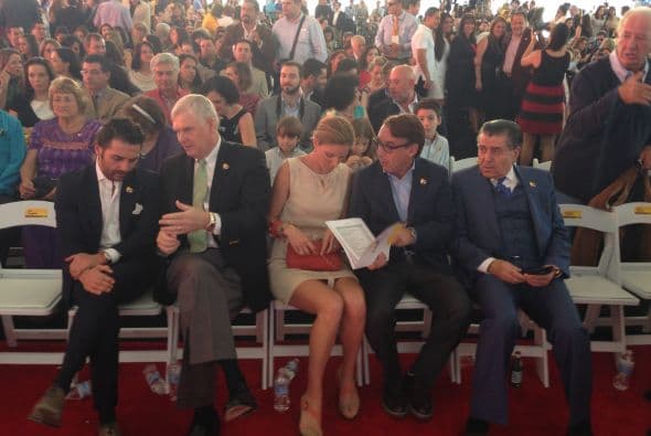 A la espectacular inauguración se dieron cita grandes estrellas de la televisión, familiares de los pequeños beneficiados y los empresarios que representan al proyecto.