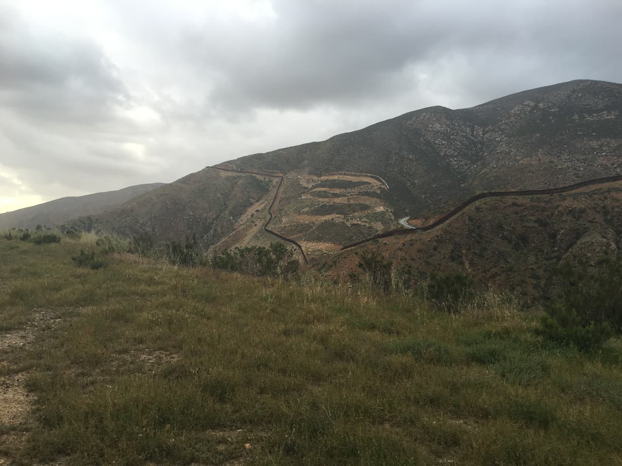 Muchos inmigrantes sin documentos deben cruzar por montañas y cercos para llegar al otro lado de la frontera sin ser descubiertos por las autoridades migratorias.