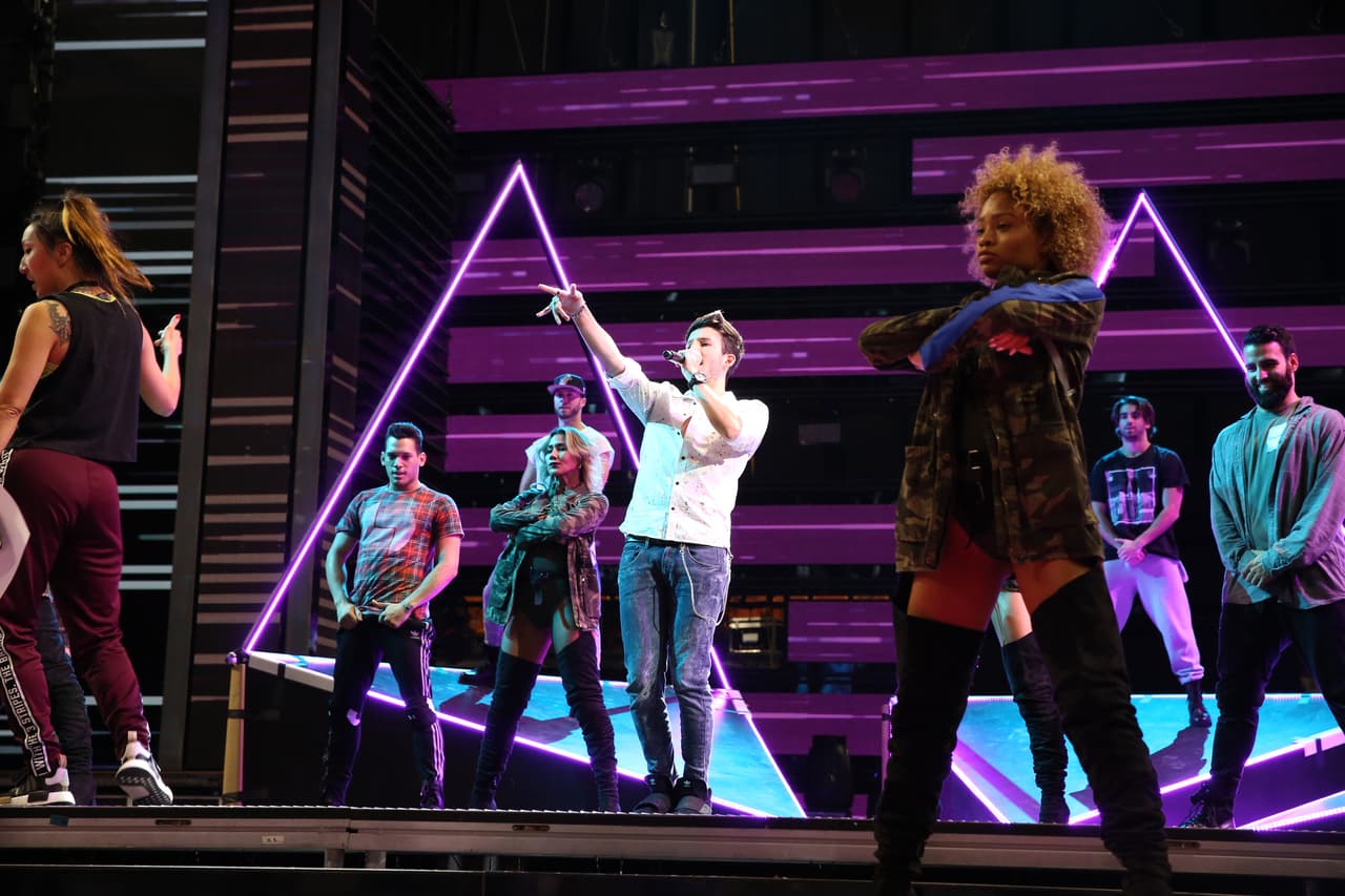 Con una condición física impresionante, el colombiano aguantó bailando y cantando durante todo su ensayo.