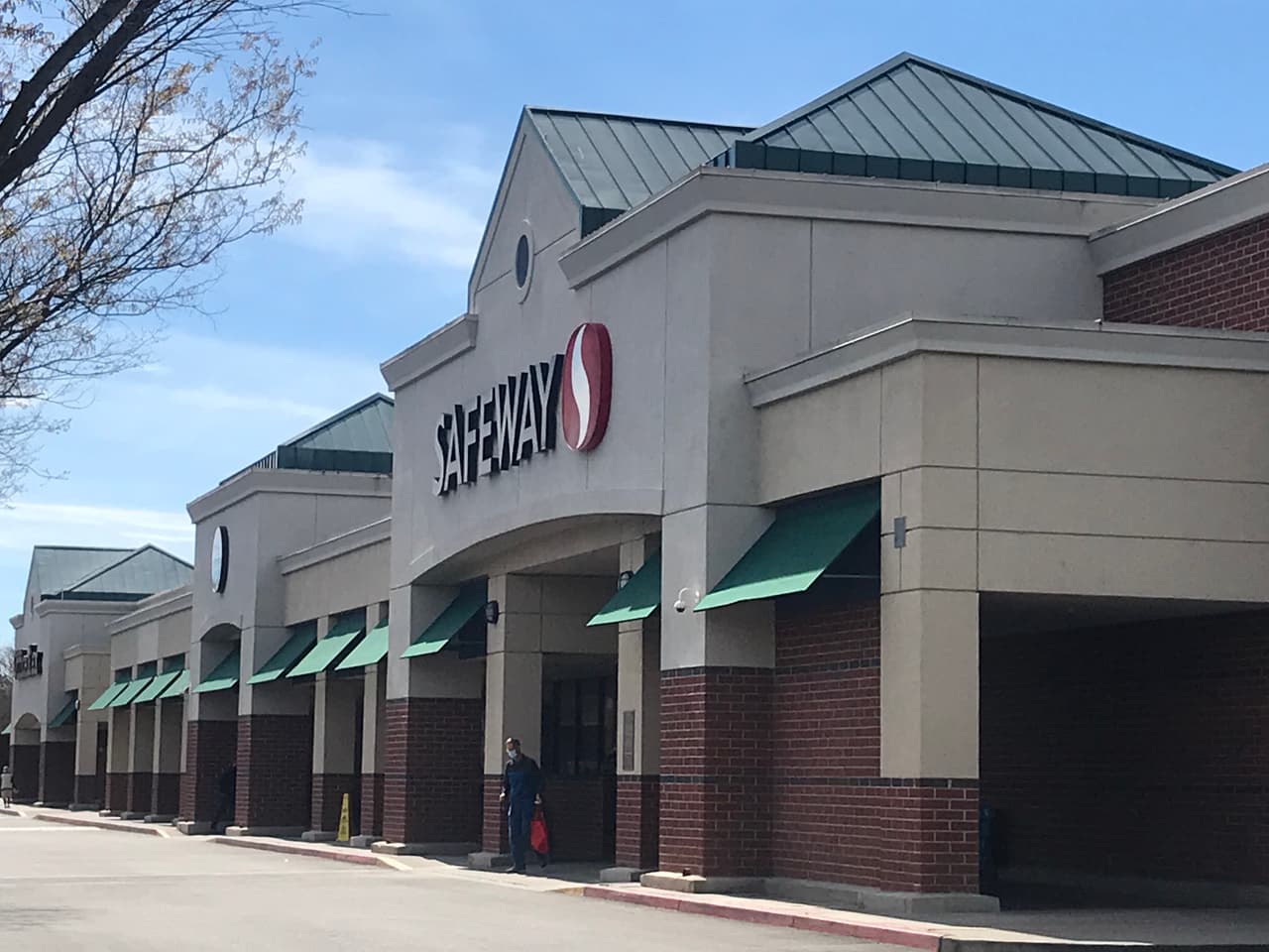 <b>Safeway</b>
<br>Las sucursales que incluyen una farmacia y se pueden encontrar en 
<b><a href="https://www.mhealthappointments.com/" target="_blank">este enlace</a></b>, donde se rellena el formulario para hacer la cita.